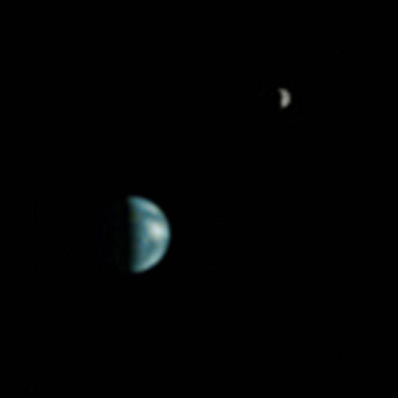 Imagen de la Tierra y la Luna, la cámara Tomada por la Mars Orbiter de la Mars Global Surveyor, el 8 de mayo de 2003. Crédito: Sistemas de Ciencia Espacial de la NASA / JPL / Malin