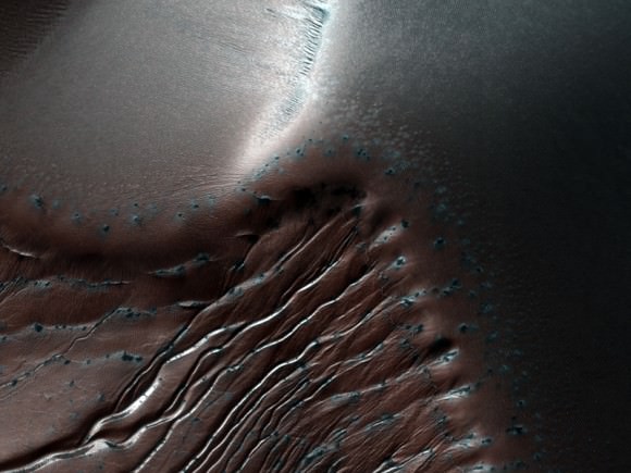 Gullies on the dunes of Russell Crater on Mars. Credit: NASA/JPL/University of Arizona