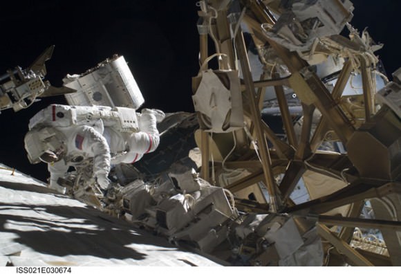Astronaut Mike Foreman performs a task on the exterior of the ISS. Credit: NASA
