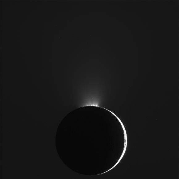 Chorros saliendo de la superficie de Encelado. Credito: NASA/JPL/Space Science Institute