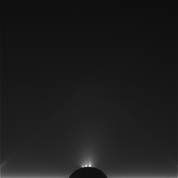 Toma lejana de las erupciones de Encelado a contraluz. Credit: NASA/JPL/Space Science Institute