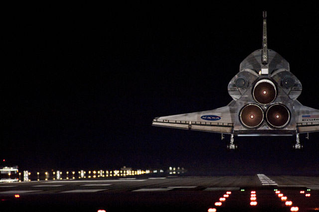Nasa Space Shuttle Landing. Space shuttle Endeavour lands