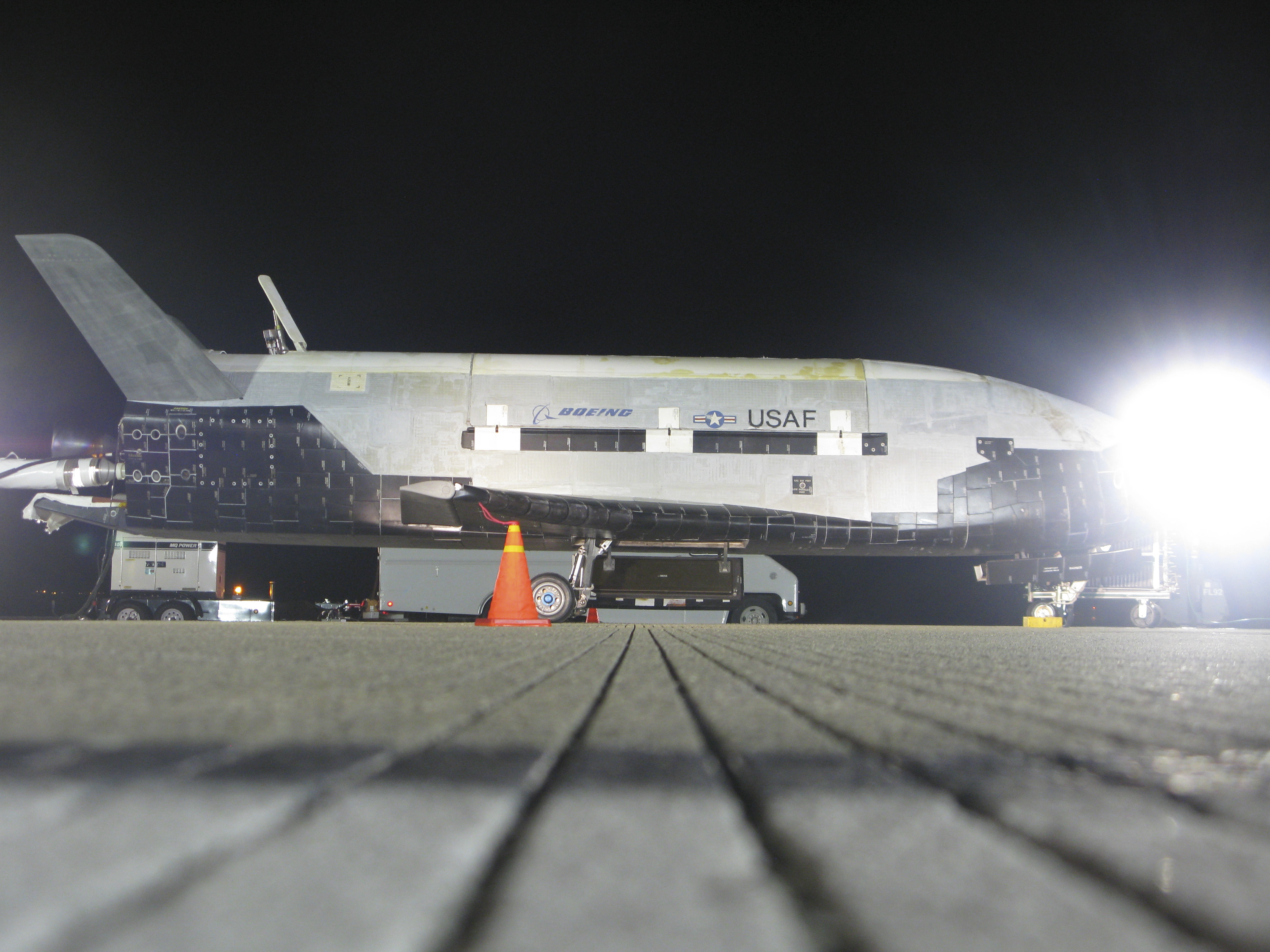 ボーイング X-37B  469日ぶりに地球に帰還
