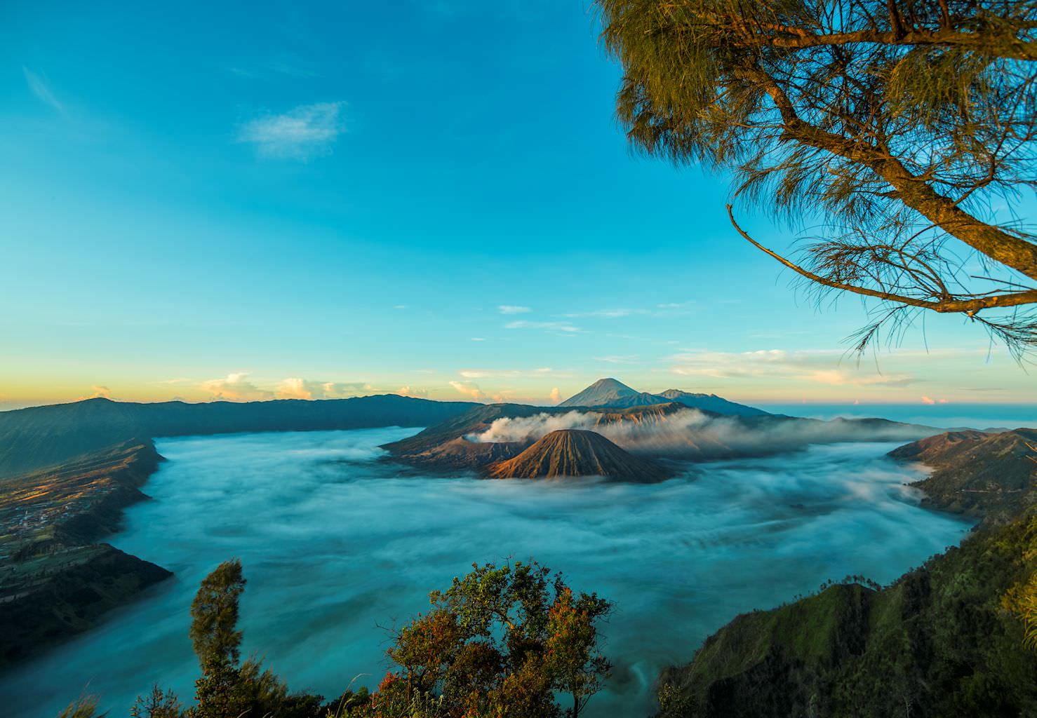 Timelapse: Indonesian Volcanoes at Day and Night by Thierry Legault