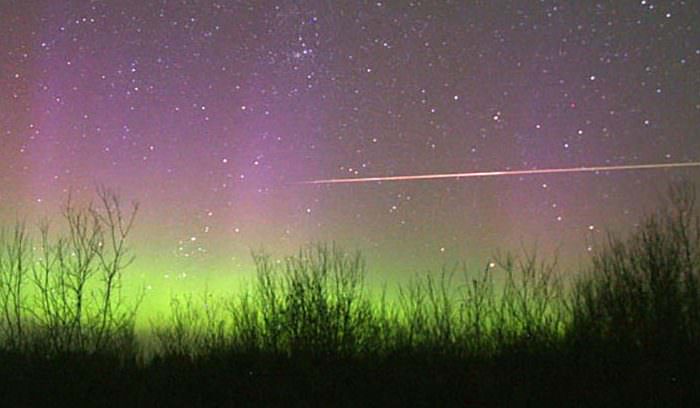 A bright Eta Aquarid earthgrazer streaks across the northern lights in May 2013. Credit: Bob King