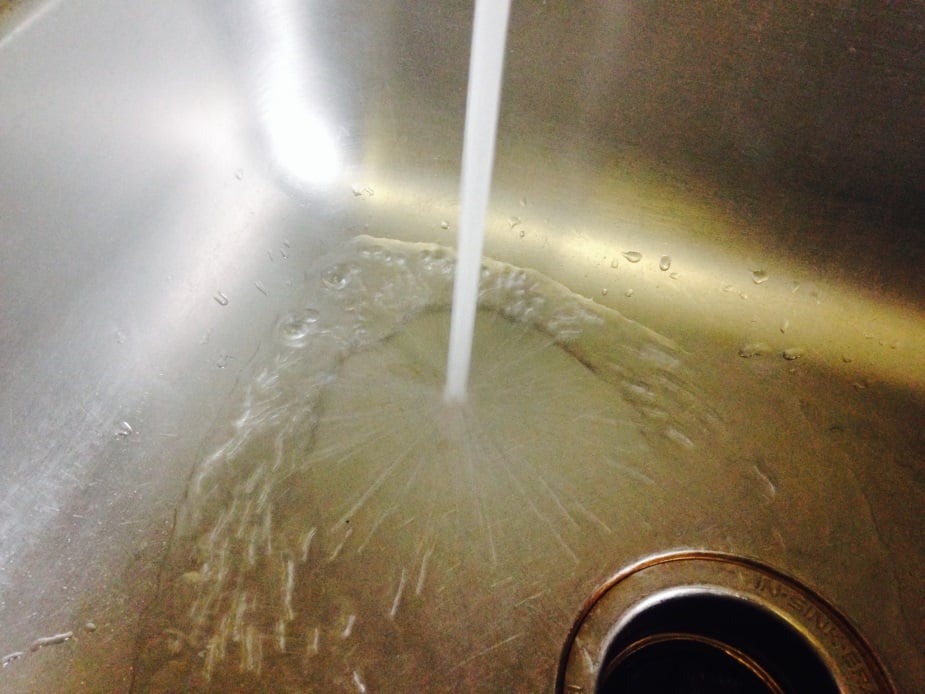 Hydraulic jump in a kitchen sink! (Credit : Katiey89)