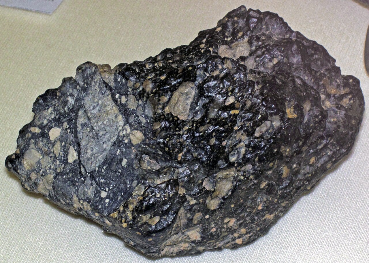 Lunar breccia meteorite like that used in this recent study (Credit : James St Johns)