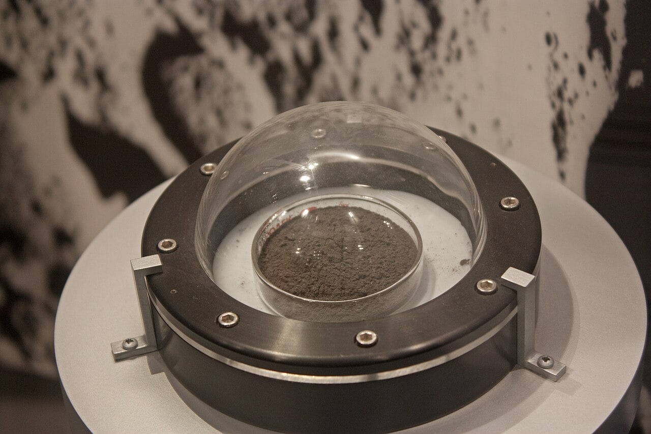 A sample of lunar regolith (70050), collected during the Apollo 17 mission. CC BY-SA 3.0 Wknight94