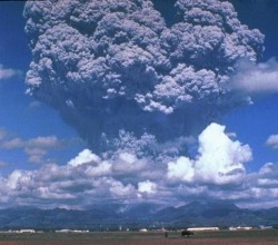 Ash plume of Pinatubo during 1991 eruption (USGS)