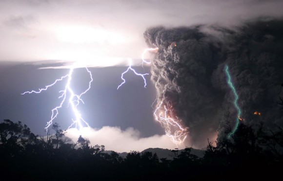 Lightning Storm Generated by Chilean Volcano (Images) - Universe Today