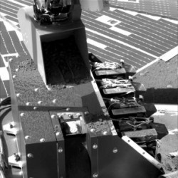 Phoenix's robotic arm scoop brought a sample of soil to MECA, which includes the AFM.  Image: NASA/JPL/Caltech/U of Arizona