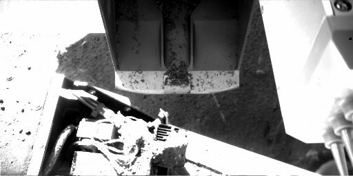 Scoop looks as though its been dumped.  Credit:NASA/JPL/Caltech/U of AZ