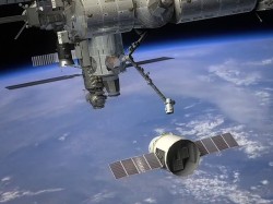 Artist impression of the SpaceX Dragon approaching the space station (SpaceX)
