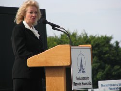 Evelyn Husband giving a stirring speech at a remembrance ceremony at Kennedy Space Centre in February 2008. Image credit Dave Reneke