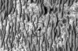A close-up of Opportunity, plus wheel tracks (NASA/HiRISE/Univ. of Arizona)