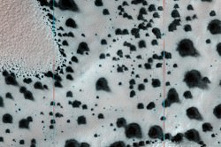 Detail of the melting ice on Malea Patera (NASA/HiRISE/Univ. of Arizona)