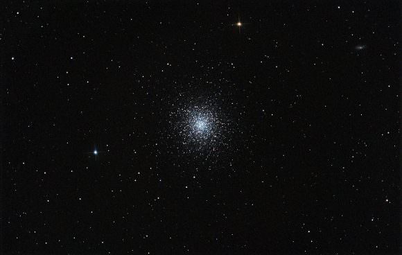 Messier 13 imaged by a DSLR camera. Credit: Rawastrodata at wikipedia.org