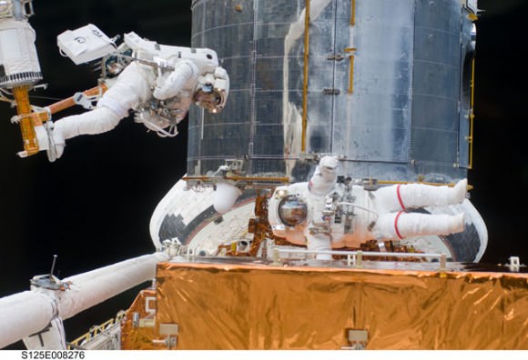 Grusnfeld and Feustel work together on EVA 3. Credit: NASA