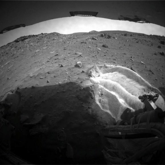 Bright soil stirred up by the rover wheels. Credit: NASA/JPL/University of Arizona