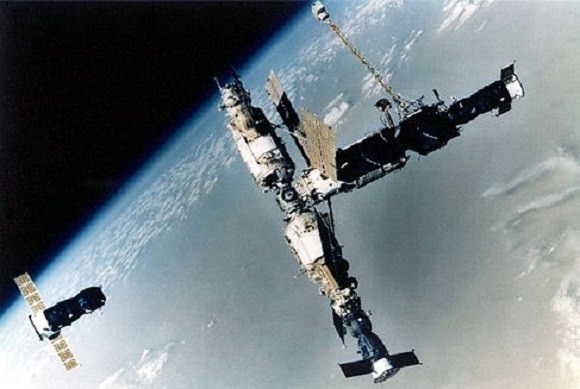 A view of the Russian space station Mir on 3 July 1993 as seen from Soyuz TM-17. Credit: spacefacts.de