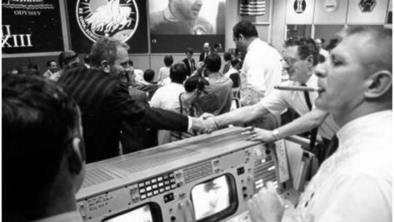 MISSION CONTROL IN FINAL HOURS OF THE APOLLO 13 MISSION AA-824 8X10 PHOTO 
