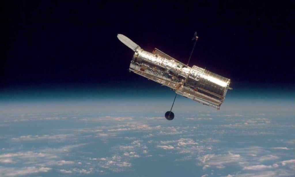 Hubble Against Earth's Horizon (1997)