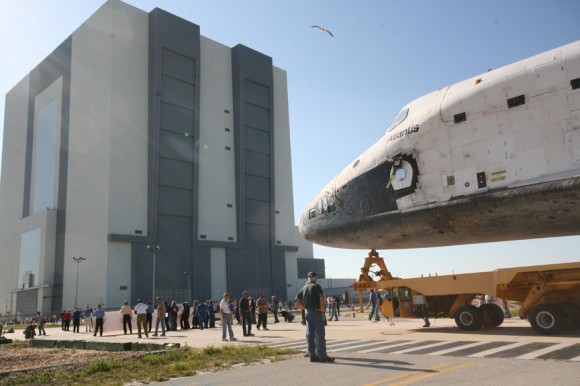 Atlantis approaches the VAB for the final time. Credit: Ken Kremer