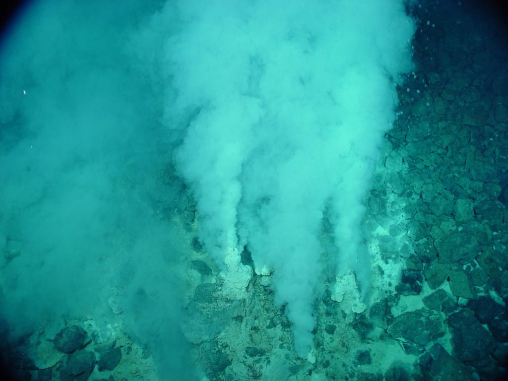 Respiraderos hidrotermales en las profundidades de los océanos de la Tierra.  ¿Podrían tipos similares de respiraderos impulsar el transporte de sílice y otros materiales desde Encelado?  Crédito: NOAA