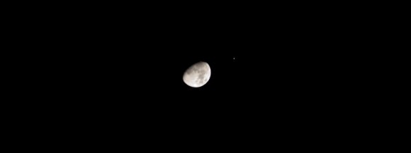 Jupiter-Moon conjunction 1/21/13 from Houston Texas. Credit and copyright: Chris Grabo.