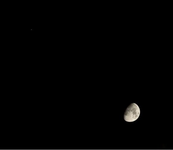 Jupiter and the Moon over London, England on January 21, 2013. Credit and copyright: Sculptor Lil on Flickr. 