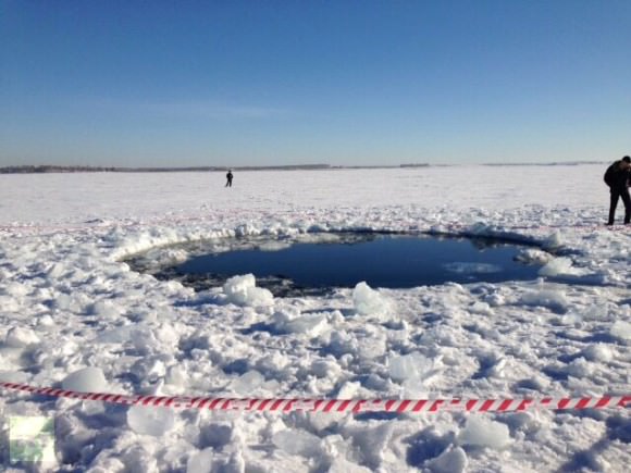 A hole in Chebarkul Lake made by meteorite debris. Photo by Chebarkul town head Andrey Orlov.Via RT.com