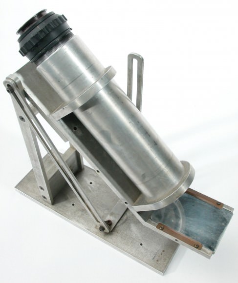 A classic Operation Moonwatch bench instrument sold by Edmund Scientifc. (Credit: The Smithsonian Natinal Air & Space Museum).