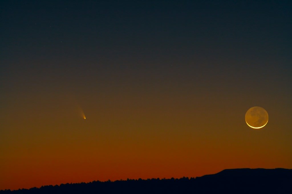 Astrophotos: Comet PANSTARRS Meets the Crescent Moon 