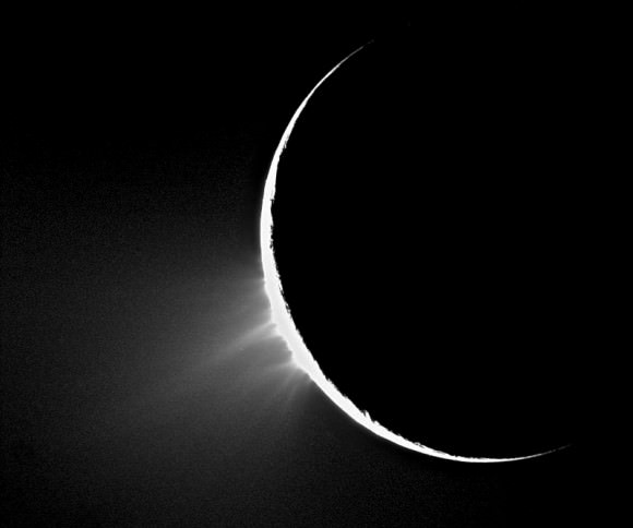 Enceladus is actively spraying its habitable zone out into space (NASA/JPL/SSI)