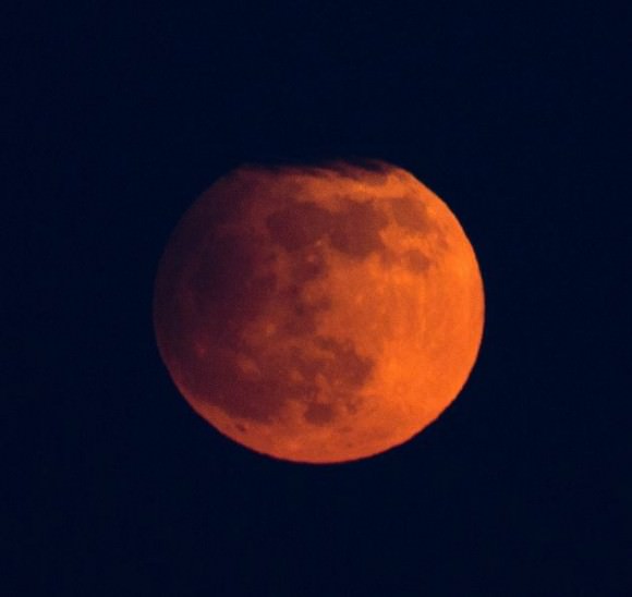 Eclipsed Moon on April 25, 2013 over the UK. Credit and copyright: Sculptor Lil on Flickr. 