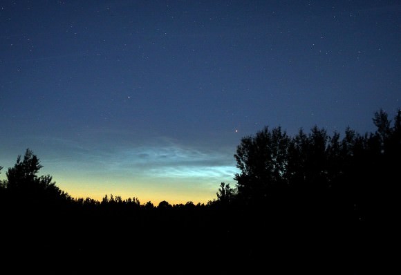 Dawn display of electric NLCs on June 13, 2012. Credit: Bob King