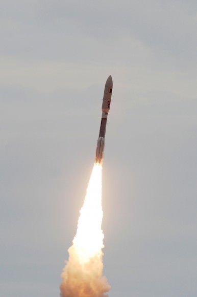 Arcing out on an easterly course to geosync orbit the Atlas V/MUOS-2 vehicle accelerates. Credit and copyright: John O'Connor/Nasatech.net
