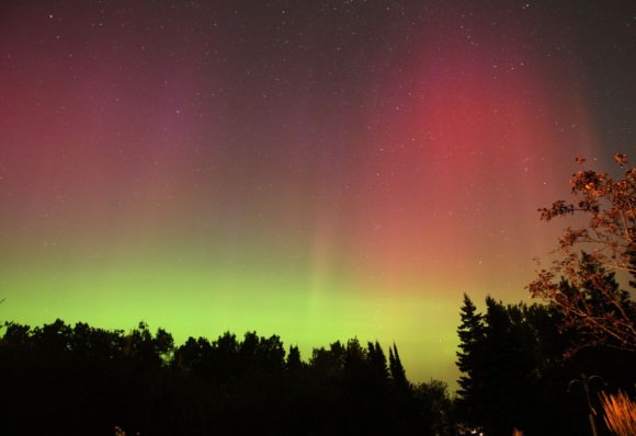 Amazing red rays from an aurora that blew up on September 4, 2012. Credit: Bob King