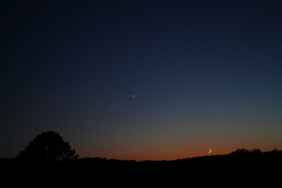 Conjunction of Saturn, Venus, and the 2.5 day old Moon on Saturday, September 7, 2013. Spica sneaks into the photo beneath Venus. Taken from Salem, Missouri. Credit and copyright: Joe Shuster, Lake County Astronomical Society. 