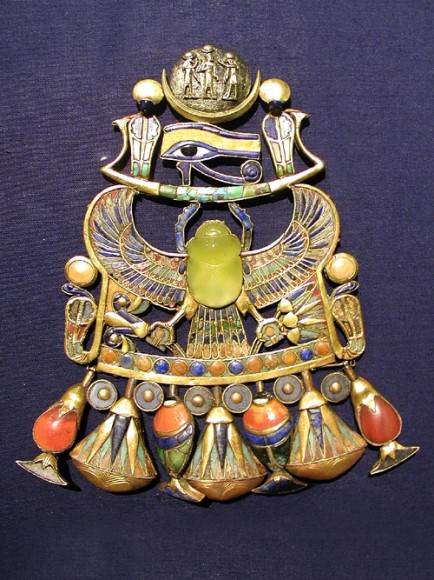 A brooch that belonged to the Egyptian boy-king Tutankhamun, which reportedly contains a silica glass stone that originated from a comet explosion. Credit: University of the Witwatersrand, Johannesburg