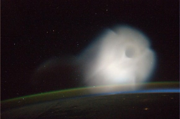 Another view of the cloud in space from the missile launch. Credit: ESA/Luca Parmitano. 