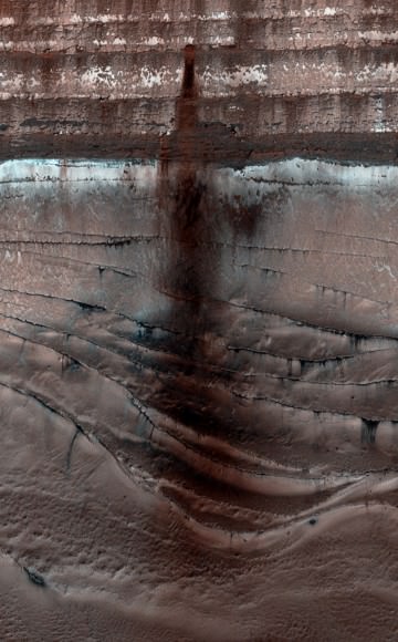 The full extent of the 1000-meter-long dusty landslide (NASA/JPL/University of Arizona) 