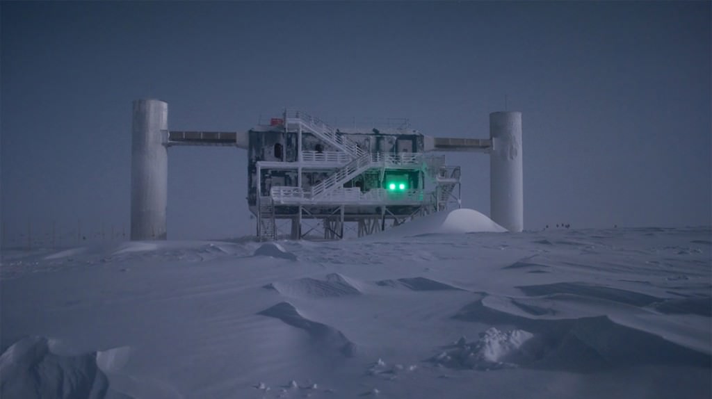 The IceCube Neutrino Observatory at the South Pole. It detected neutrinos and helped astronomers trace them to blazars. Credit: Emanuel Jacobi/NSF.