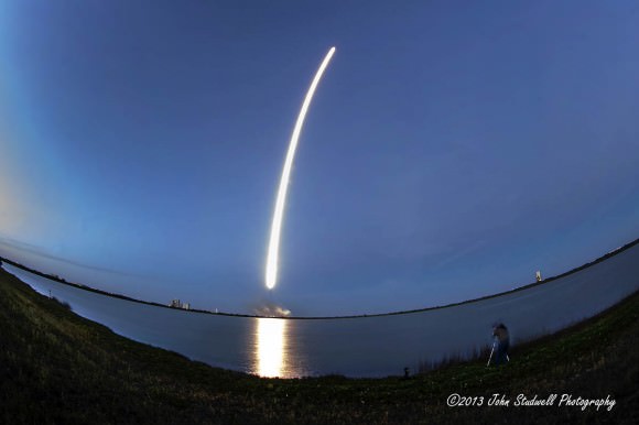Beautiful streak shot of SpaceX Falcon 9 rocket launch with SES-8 satellite on Dec. 3, 2013. Credit: John Studwell