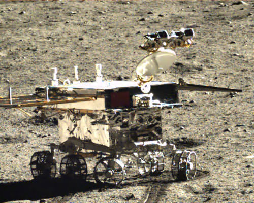 Yutu rover points mast with cameras and high gain antenna to inspect lunar soil around landing site in this photo taken by Chang’e-3 lander. Credit: CNSA 