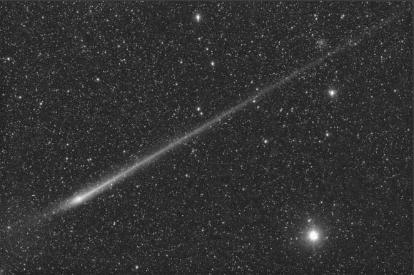 Comet L4 PanSTARRS bizarre beam-like appearance on May 28 near the time of orbital plane crossing. Credit: Michael Jaeger