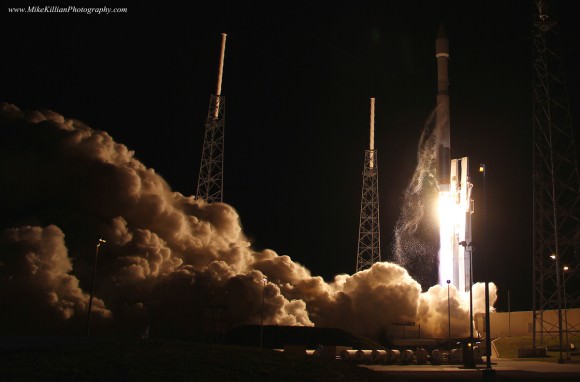 NASA’s TDRS-L blasts off atop Atlas V rocket on Jan. 23, 2014. Credit: Mike Killian/mikekillianphotography.com