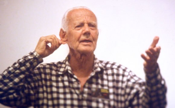John Dobson tugs on his ear during a lecture as guest speaker during Northwoods Starfest near Eau Claire, Wis. U.S. in August 2000. Credit: Bob King