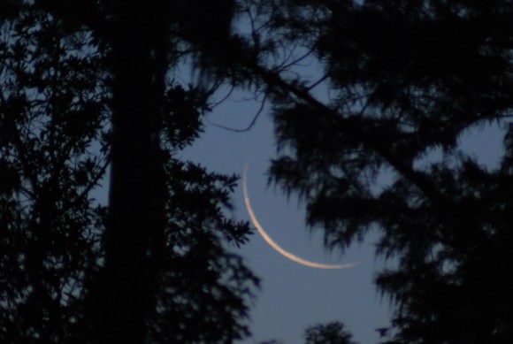 Our own modest attempt to catch the waning crescent Moon 29 hours prior to New back in August 2012. Photo by author.