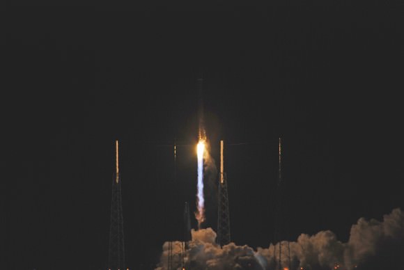Clear of the lightning wires, the Atlas 5-401 accelerates to orbit. Credit: nasatech.net